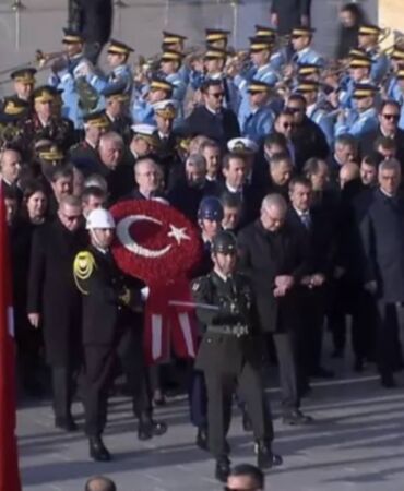 Devlet erkanı Anıtkabir'de Ata'nın huzuruna çıktı