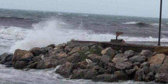Edremit’te dalgaların boyu 2 metreyi buldu, tekneler su aldı!