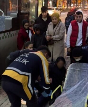 Halk otobüsünde dehşet Yolcu diğer yolcuyu bacağından bıçakladı