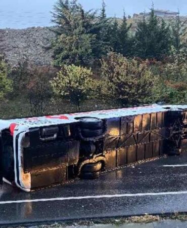 İstanbul'da feci kaza! Yolcu otobüsü devrildi Ölü ve yaralılar var