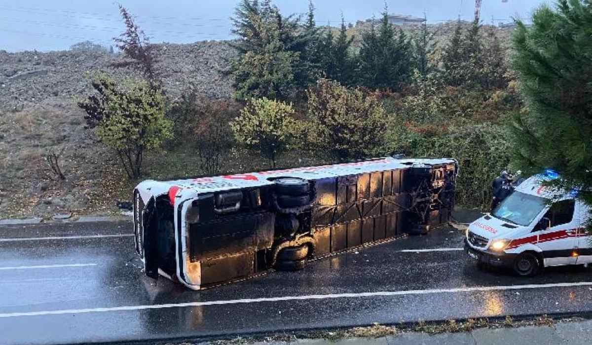 İstanbul'da feci kaza! Yolcu otobüsü devrildi Ölü ve yaralılar var