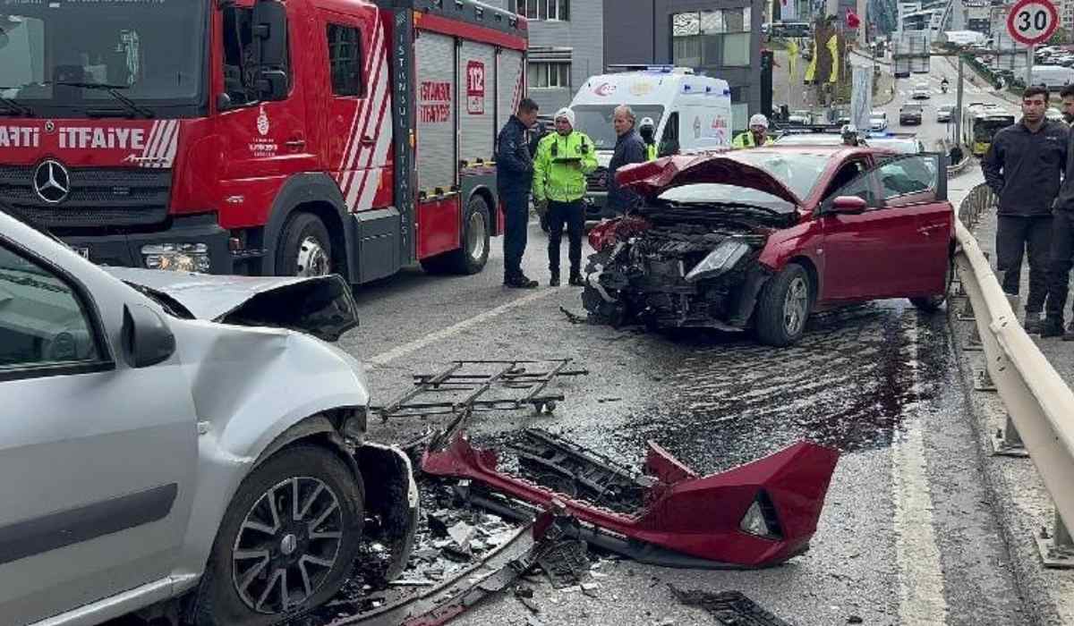 İstanbul'da iki otomobil kafa kafaya çarpıştı! Çok sayıda yaralı var^