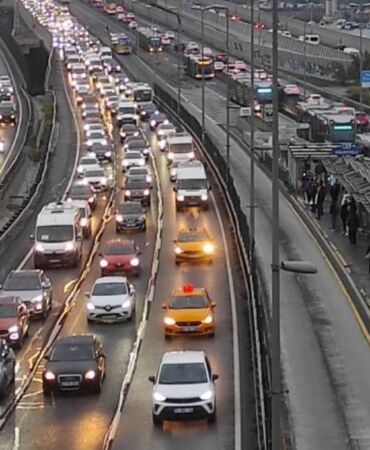 İstanbul’da sabah saatlerinde trafik yoğunluğu