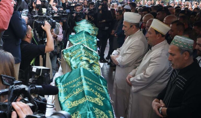 İzmir’de yürek yakan facia 5 kardeş son yolculuğuna uğurlandı