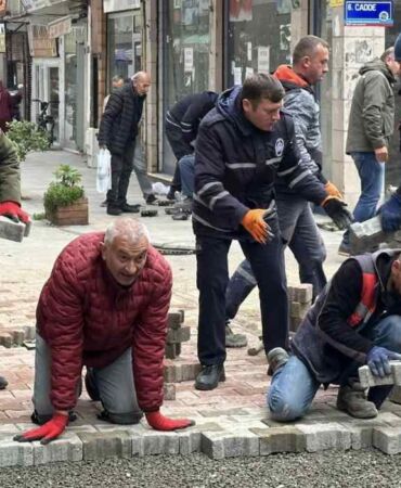Meci (İmece) dayanışmasıyla belediye çalışanları ve halkın katılımıyla Fındıklı yeni görünümüne kavuşuyor