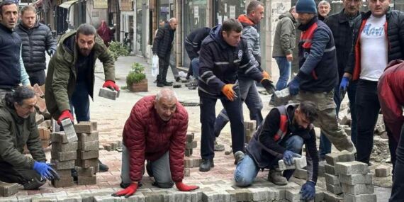 Meci (İmece) dayanışmasıyla belediye çalışanları ve halkın katılımıyla Fındıklı yeni görünümüne kavuşuyor