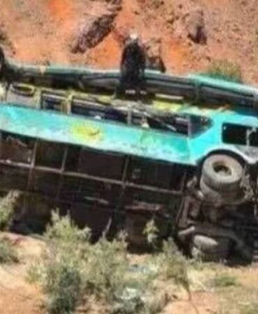 Minibüs uçuruma yuvarlandı 10 kişi hayatını kaybetti