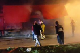 Orhangazi'de 20 ton domates yüklü kamyonda yangın çıktı!