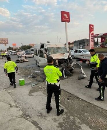 Şanlıurfa'da TIR ile minibüs çarpıştı Çok sayıda yaralı var