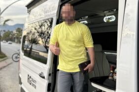 Seyyar 'güzellik uzmanı', VIP minibüsünde yakalandı