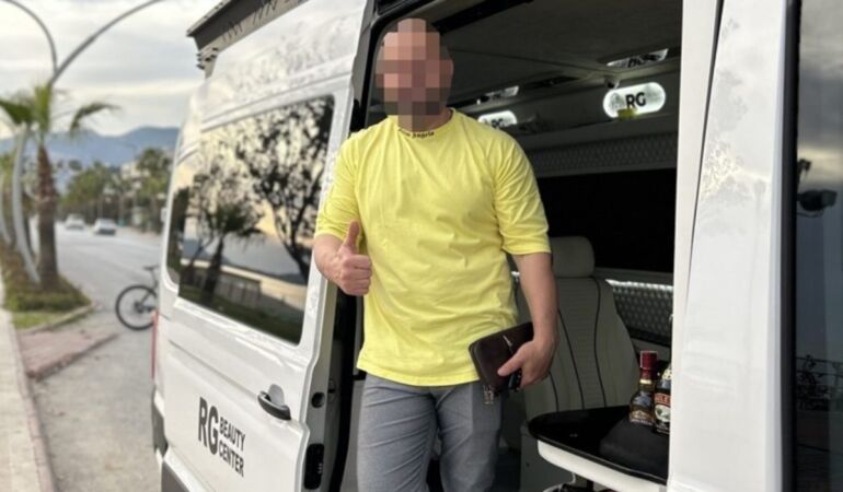 Seyyar 'güzellik uzmanı', VIP minibüsünde yakalandı