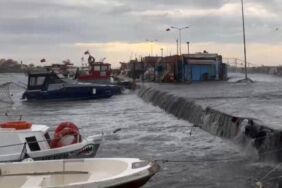Şiddetli lodos İstanbul'u vurdu Deniz taştı, tekneler zarar gördü