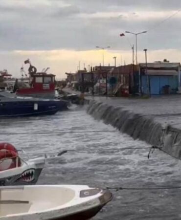 Şiddetli lodos İstanbul'u vurdu Deniz taştı, tekneler zarar gördü