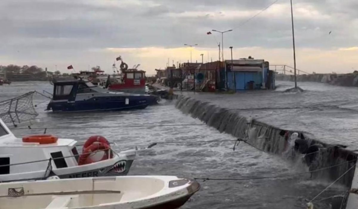 Şiddetli lodos İstanbul'u vurdu Deniz taştı, tekneler zarar gördü