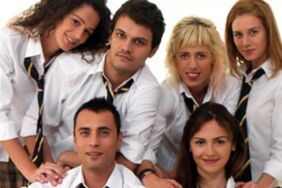 Sinem Uslu paylaştı… Arka Sıradakiler oyuncuları yıllar sonra buluştu!