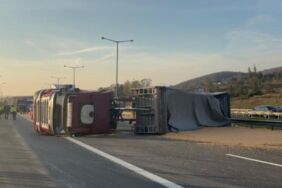 TEM’de mısır yüklü TIR devrildi, yol ulaşıma kapandı