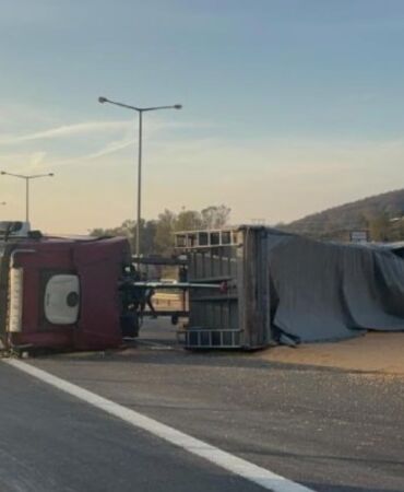 TEM’de mısır yüklü TIR devrildi, yol ulaşıma kapandı