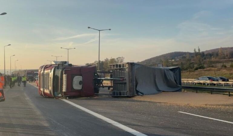 TEM’de mısır yüklü TIR devrildi, yol ulaşıma kapandı