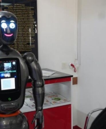 Türkiye'nin ilk insanımsı yapay zekalı robotu mesleğine başladı