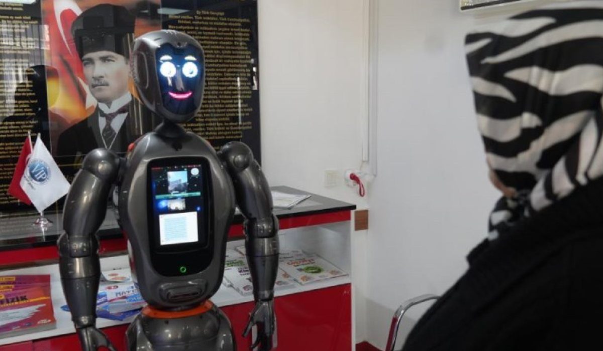 Türkiye'nin ilk insanımsı yapay zekalı robotu mesleğine başladı