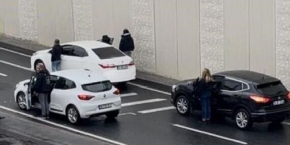 Yurttaşlar E-5’te Atatürk’e saygı duruşunda bulundu