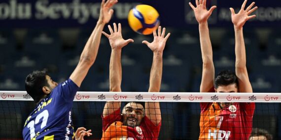 Voleybol derbisinde Fenerbahçe, Galatasaray’ı mağlup etti!