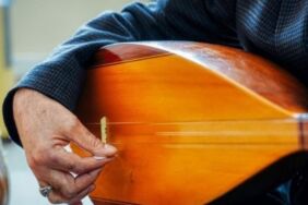 Anaokulundaki torununun müzik etkinliği için 74 yaşında saz çalmayı öğrendi