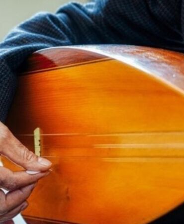 Anaokulundaki torununun müzik etkinliği için 74 yaşında saz çalmayı öğrendi