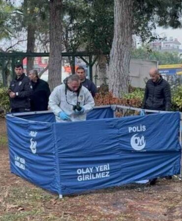 Antalya'da bir kişi parkta ölü bulundu