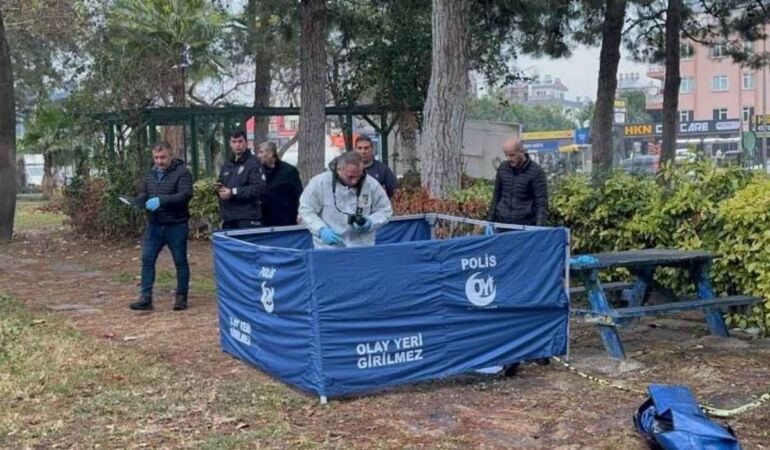 Antalya'da bir kişi parkta ölü bulundu
