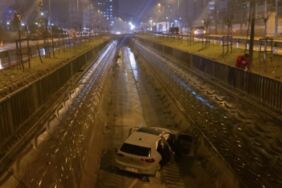 Bariyere çarpan otomobil dereye uçtu Yaralılar var