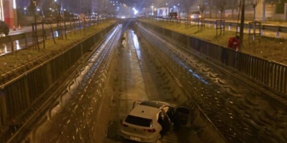 Bariyere çarpan otomobil dereye uçtu: Yaralılar var!