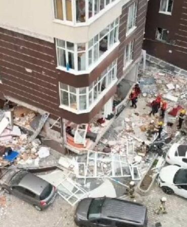 Beylikdüzü'nde 14 katlı binada korkutan patlama!