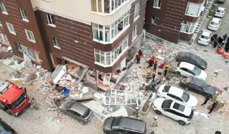 Beylikdüzü'nde 14 katlı binada korkutan patlama!