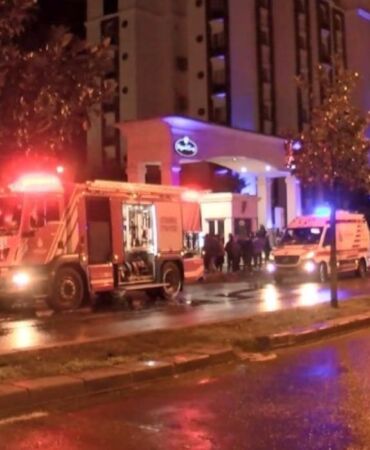 Bina tahliye edildi! Başakşehir'de elektrikli araç yangını