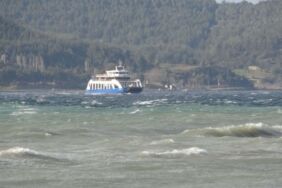 Çanakkale'de feribot seferlerine fırtına engeli!