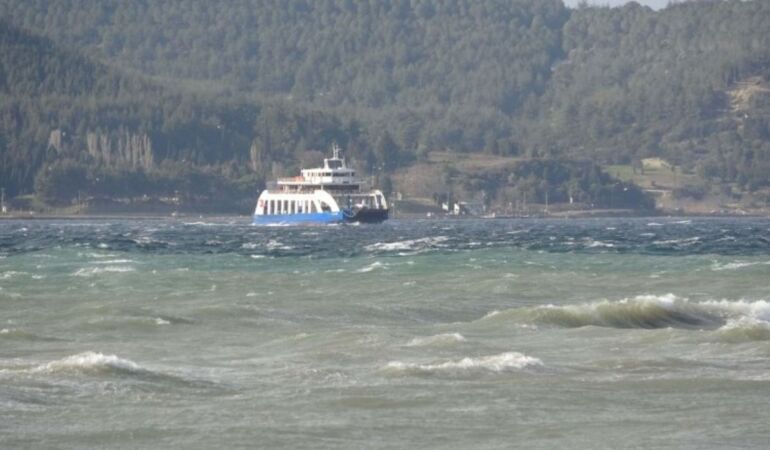 Çanakkale'de feribot seferlerine fırtına engeli!
