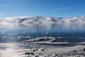 Görenler Antarktika sandı! Çıldır Gölü'nde enfes kış manzarası