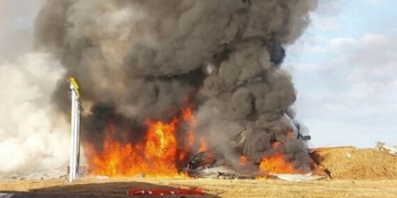 Yolcu uçağı kent yakınına düştü; 242 yolcu vardı