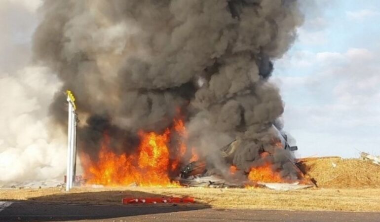 Yolcu uçağı kent yakınına düştü; 242 yolcu vardı