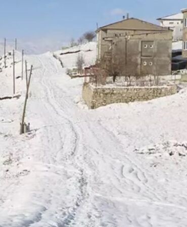 Hakkari'de yoğun kar yağışı 51 yerleşim yerinin yolu kapandı