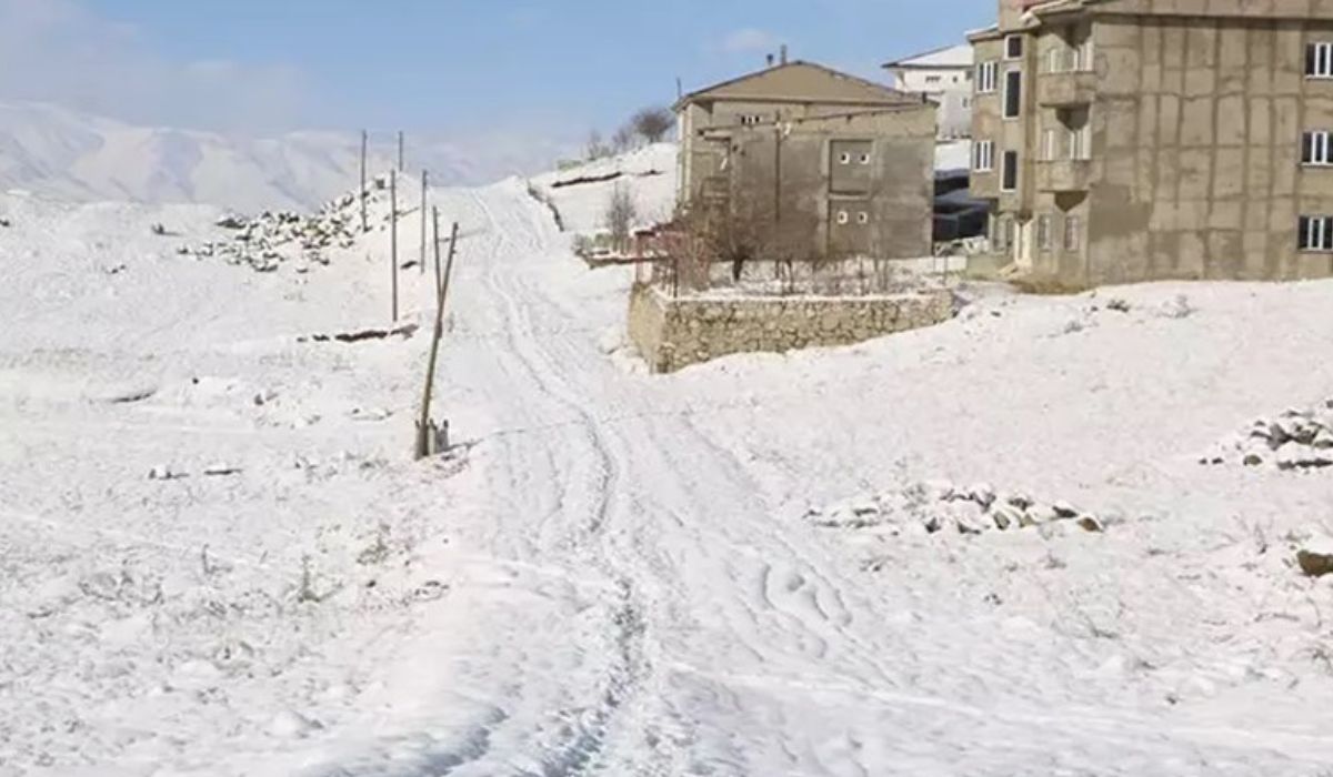 Hakkari'de yoğun kar yağışı 51 yerleşim yerinin yolu kapandı