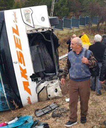 Isparta'da yolcu otobüsü devrildi Ölü ve yaralılar var