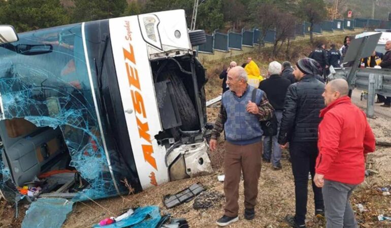 Isparta'da yolcu otobüsü devrildi Ölü ve yaralılar var