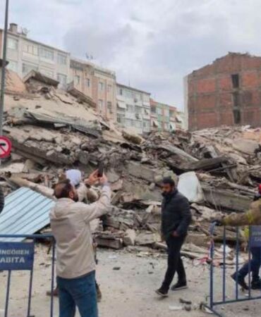 İstanbul Güngören'de bina çöktü