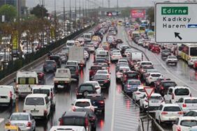 İstanbul'da haftanın ilk iş gününde trafik durma noktasına geldi