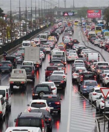 İstanbul'da haftanın ilk iş gününde trafik durma noktasına geldi
