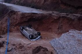 İzmir'de yol çöktü Araç çukura düştü