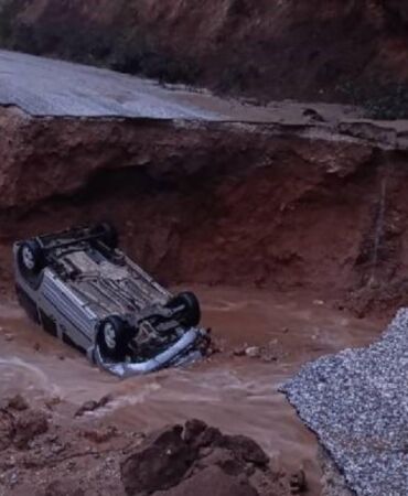 İzmir'de yol çöktü Araç çukura düştü