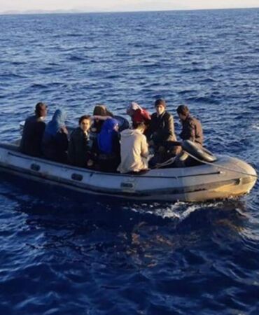 İzmir'in 4 ilçesinde 'kaçak göçmen' operasyonunda 126 kişi yakalandı